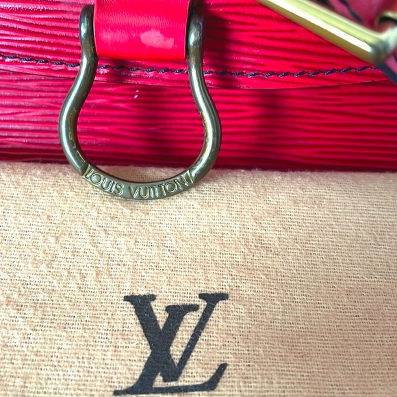 ❌🔥SALE❌PRICE DROP ❌AUTHENTIC Louis Vuitton Epi Saint Cloud /Crossbody Ba… - Picture 4 of 17